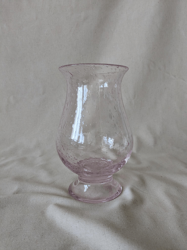 Vase en verre bullé de Biot rose