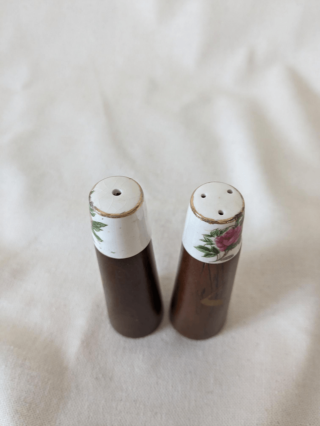 Salière et poivrière en bois et céramique