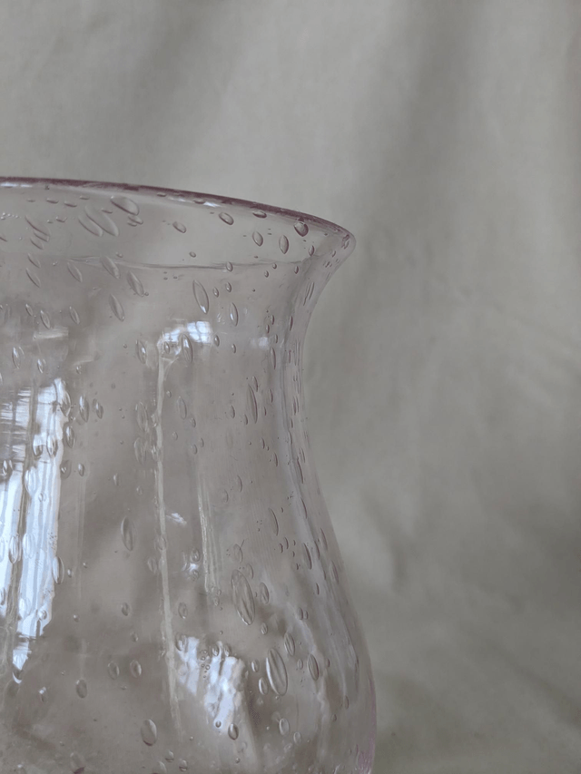 Vase en verre bullé de Biot rose