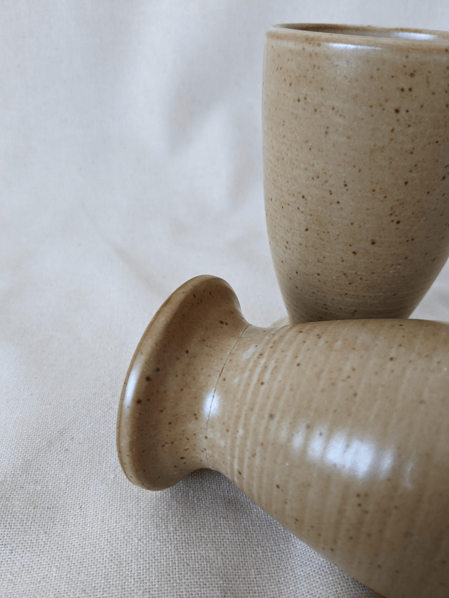 2 mazagrans en grès beige (imparfaits)