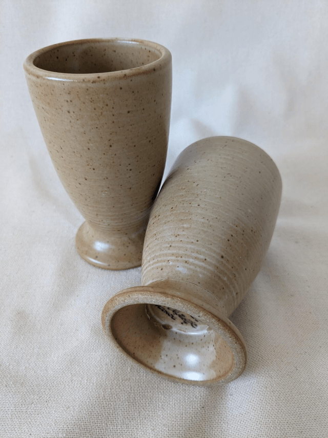 2 mazagrans en grès beige (imparfaits)